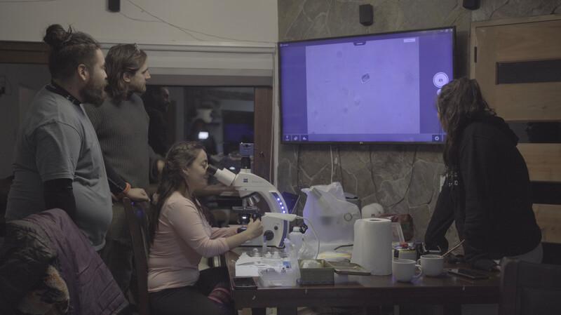 A laboratory was set up in the cabin to examine the potential candidates discovered during the expedition.
Photo by Catalina Infante.